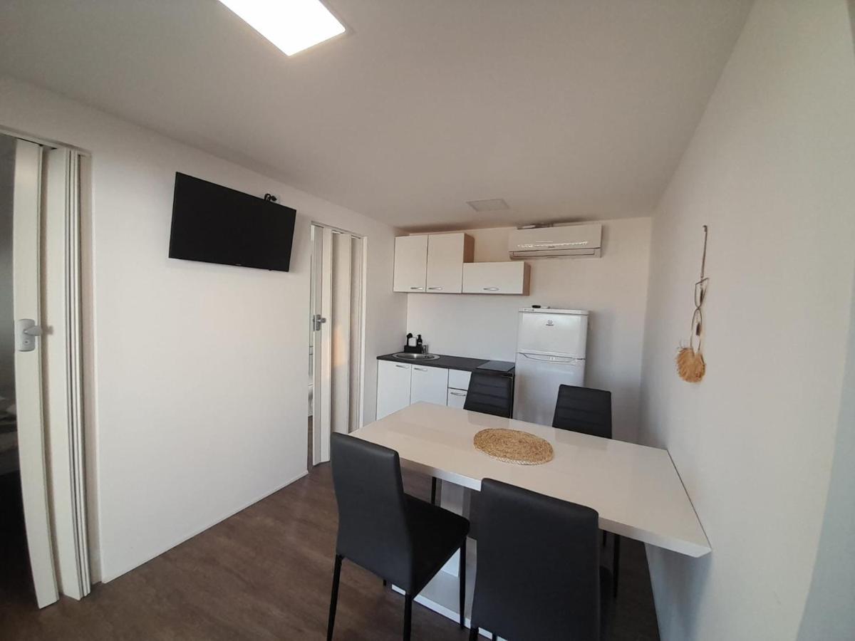 Ferienwohnung Tiny House Lily With Jacuzzi Sveti Filip i Jakov Exterior foto