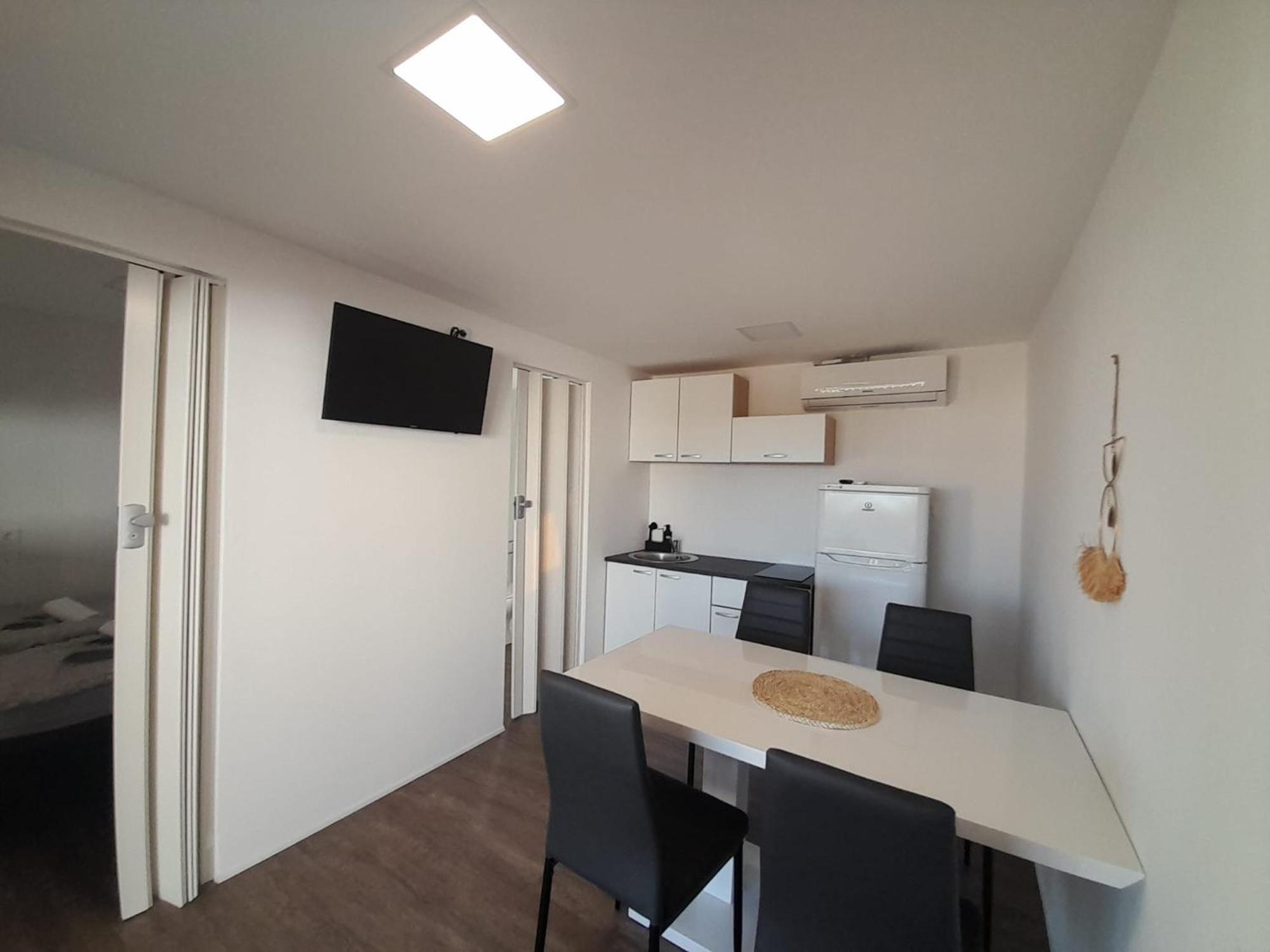 Ferienwohnung Tiny House Lily With Jacuzzi Sveti Filip i Jakov Exterior foto